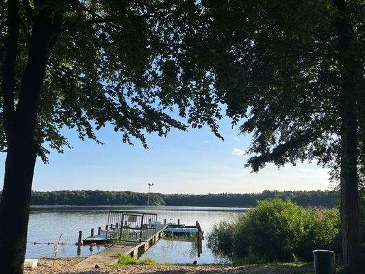 Badestelle und Bootssteg am Gudower See - Idylle pur!