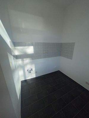 Leere Küche mit Fliesenwand