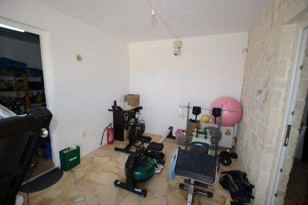 Freistehende Villa mit drei Schlafzimmern und Gästeapartment, Olivenhain und Pool