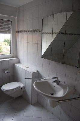 Bad mit WC und Waschbecken