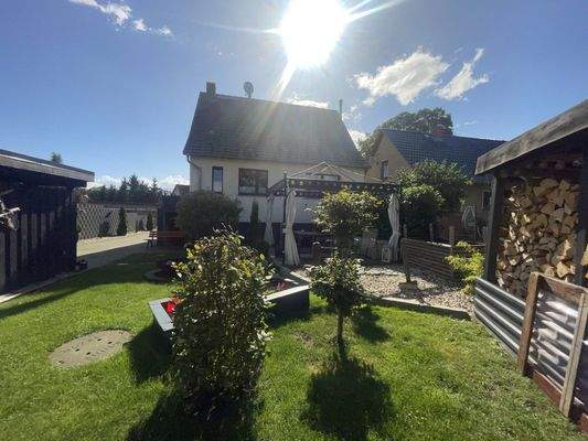 Blick in Richtung Rückseite der Immobilie - Terrassenbereich