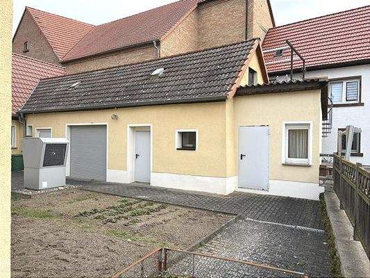 Hofansicht Nebengebäude mit Garage