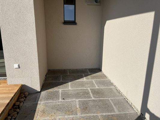 überdachte Abstellfläche