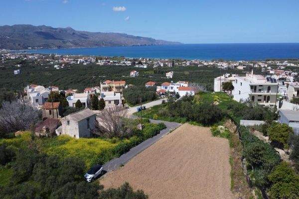 Kreta, Tavronitis: Grundstück mit hoher Bebaubarkeit in Meeresnähe zu verkaufen