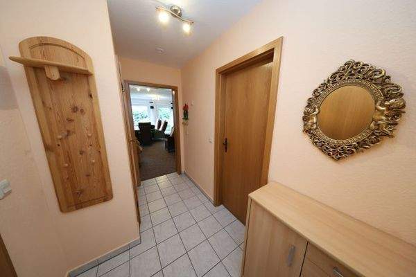 Flur (Blick vom Eingang in Richtung Wohnzimmer)