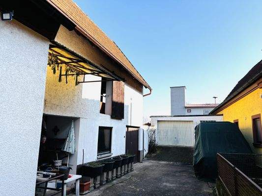 Hoffläche mit Nebengebäude und Garage