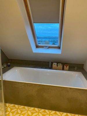 2. OG - Badewanne in Betonoptikputz eingebaut