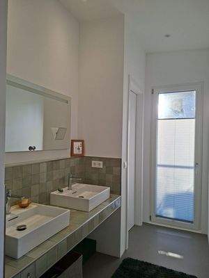 Bad mit Dusche und Badewanne 