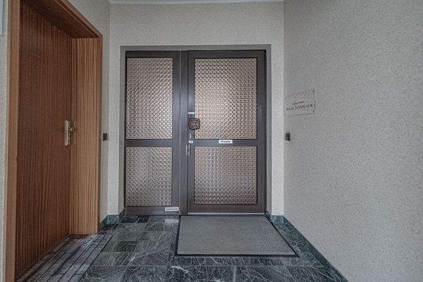 Eingangstür zur Einheit.jpg