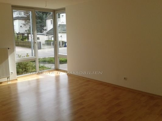 Wohnzimmer mit bodentiefen Fenstern