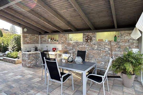 überdachte Terrasse mit "Outdoor-Kitchen"