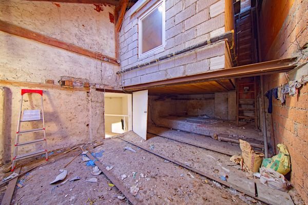 Gebäudekomplex stark renovierungsbedürftig