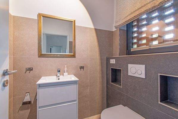 Gäste-WC: Stilvolles Gäste-WC mit hochwertigen Arm