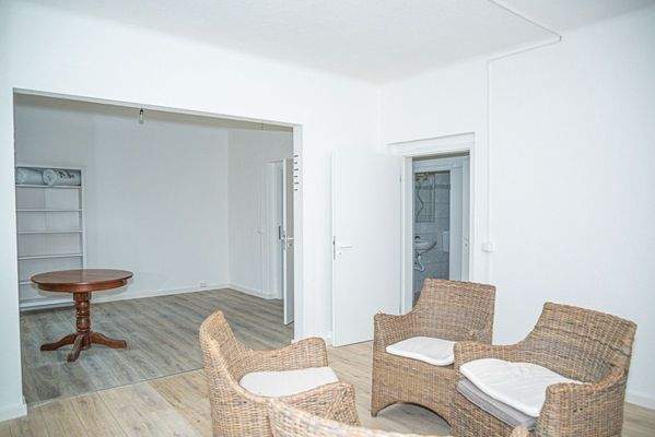 EG  Esszimmer Blick zum Wohnzimmer und Flur