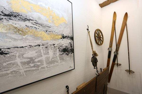 Rustikal verkleidetes Treppenhaus