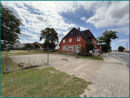 Freifläche vor dem Gebäude