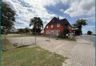 Freifläche vor dem Gebäude