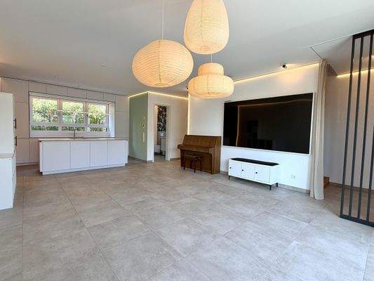 Wohn-/ Esszimmer mit offener Küche