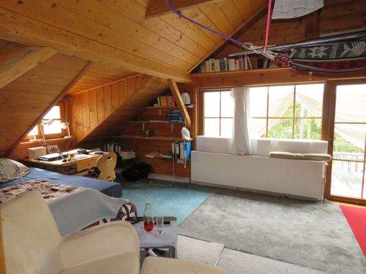 Wohnzimmer mit Gaube u. Ausgang a. d. Westterrasse