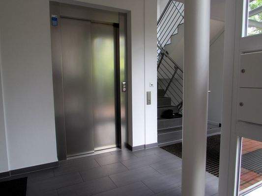 Treppenhaus mit Aufzug