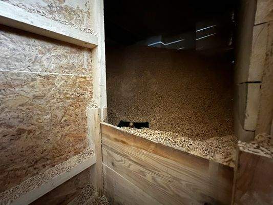 Keller oben / Pelletslager