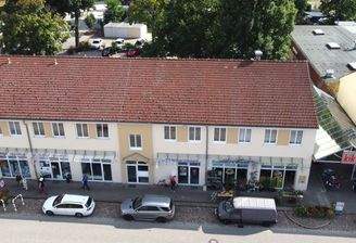 Laden, links vom Hauseingang