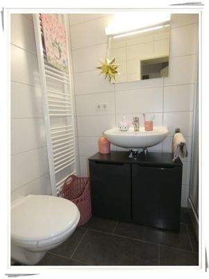 Bad mit Dusche und WC