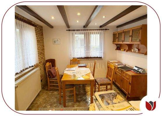 Essbereich - offen an die Küche angegliedert - Holzbalkendecke