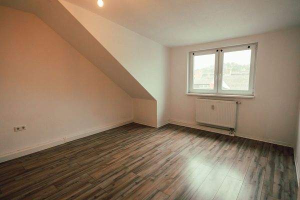 Ausgebaute Dachgeschosswohnung mit vermietetem WG-Zimmer