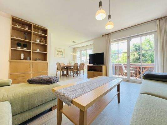 Wohnzimmer mit Zugang Süd/West-Balkon