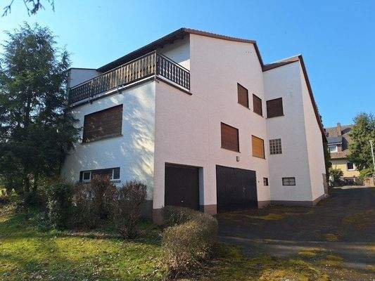 Seitenansicht mit Garagen