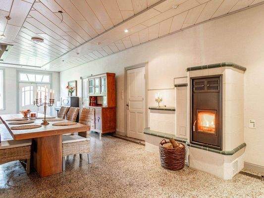 Wohndiele mit Kachelofen