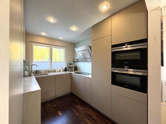 Wohnzimmer / Wandhohe Küche mit Geräte von Siemens