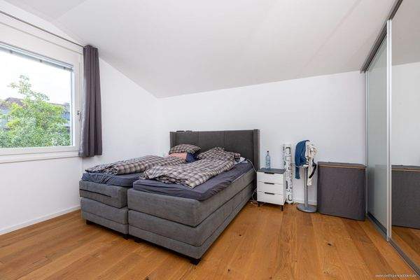 helles Elternschlafzimmer Stadthaus