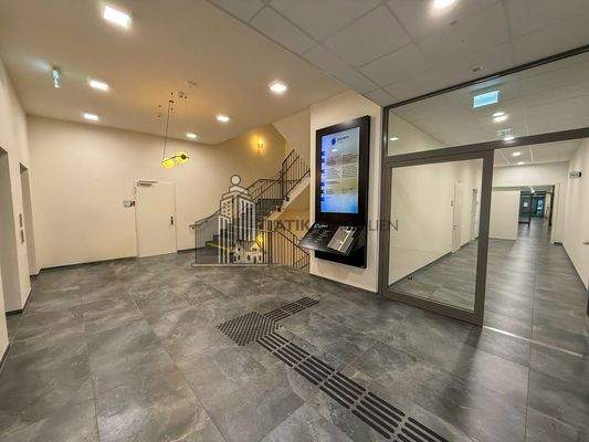 Repräsentativer Eingangsbereich mit Mietertafeln 