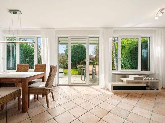 Blick in den Garten und zur Terrasse