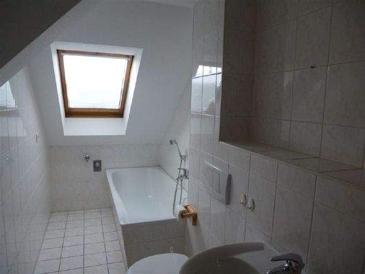 Tageslichtbad mit Wanne