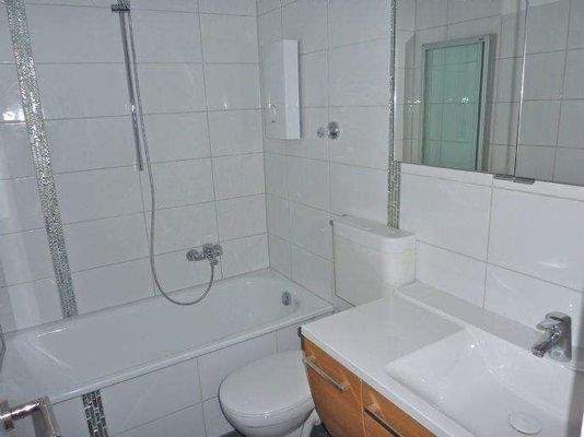 BADEZIMMER MIT BADEWANNE  Ansicht 1