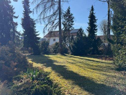 Großer, ruhiger Garten auf der Südseite