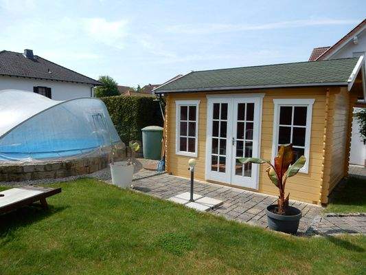 Gartenhaus und Swimmingpool