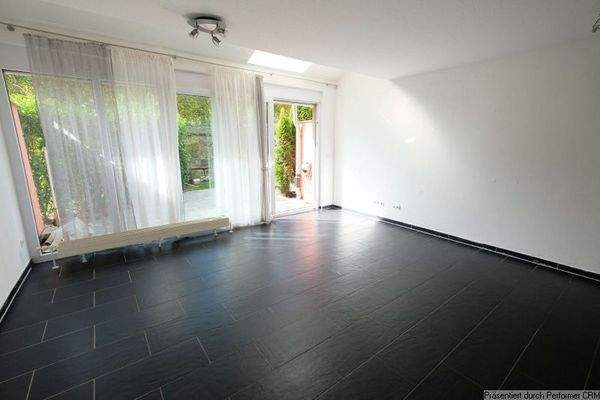 Wohn-Esszimmer mit Zugang zur Terrasse