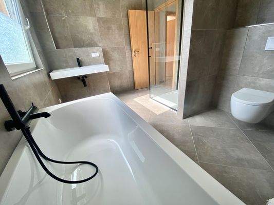 Masterbad mit Wanne und Dusche DG