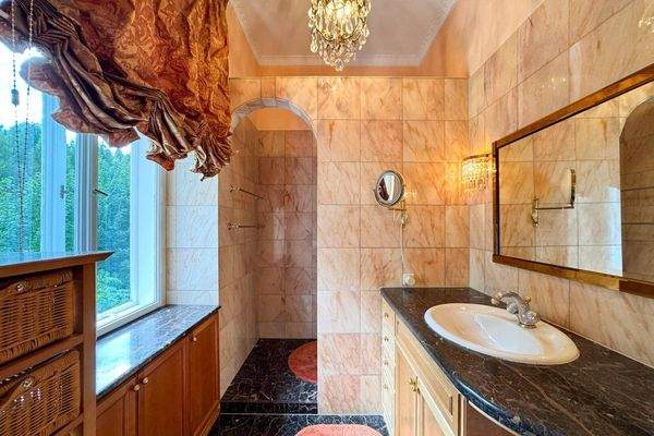 1. Stock: Bad mit Dusche