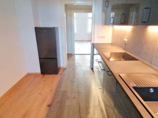 neue EBK mit Kühl-Gefrierkombination