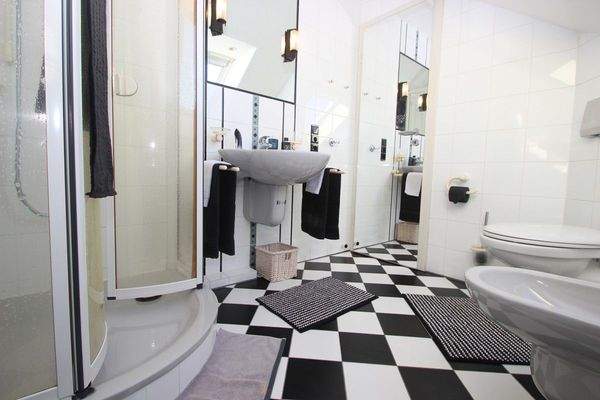 … Ihrem Bad im DG …