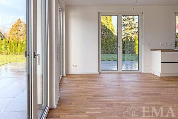 offener Wohnbereich mit Terrassenzugänge