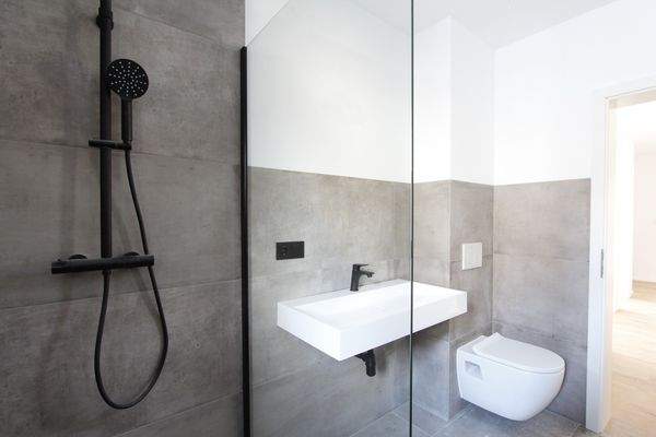 ...mit Walk-In-Dusche...