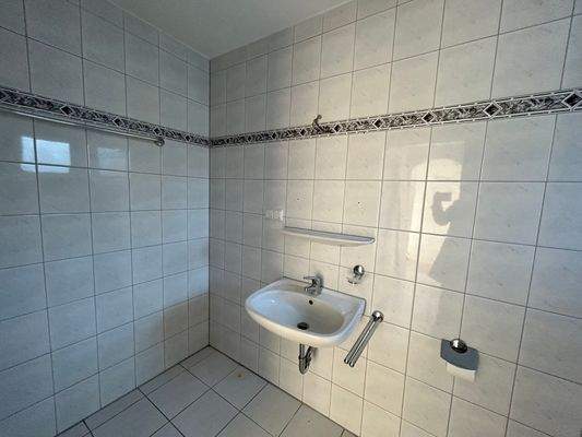 E 709 Badezimmer Ansicht 1.jpeg