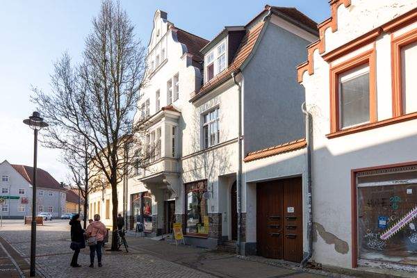 Straße am Wohn- und Geschäftshaus