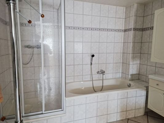 Bad mit Wanne u. Dusche